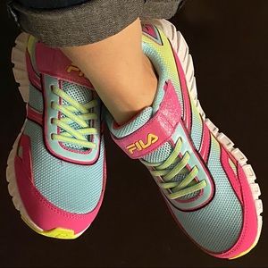 NEW Girls Fila Stay-Put Running Sneaker 4.5